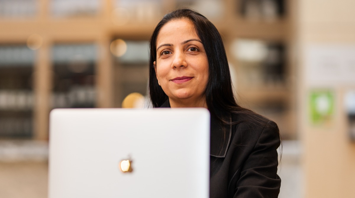 Ravina-Kumar-with-laptop-at-MBS